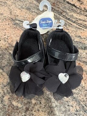 First Steps Black Flower Mary Jane Baby Shoes - Size 1 (0-3 months). NWT